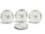 trois assiettes à motifs floraux posées sur une surface blanche