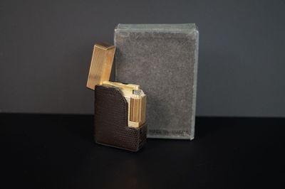 un briquet posé à côté d'une boîte sur une table