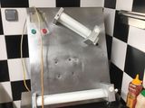 une machine posée sur le comptoir d'une cuisine