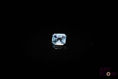 gros plan d'un diamant bleu sur une surface noire