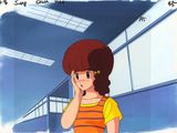dessin représentant une femme vêtue d'une robe rayée orange et jaune, en train de parler au téléphone portable