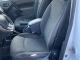 l'intérieur d'une voiture, la portière ouverte, montrant les sièges avant