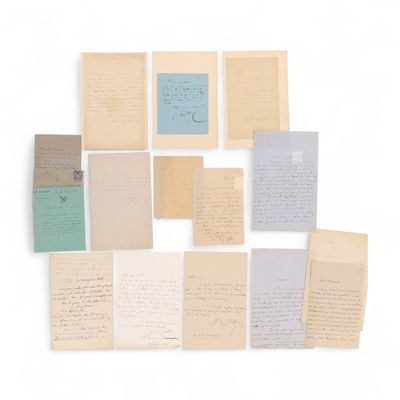 une image représentant une collection de vieilles lettres et de documents posés sur une surface blanche