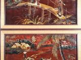 Deux tableaux représentant des personnes et des animaux sont accrochés au mur.