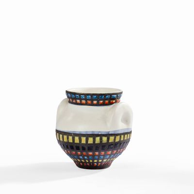 un vase blanc orné d'un motif multicolore