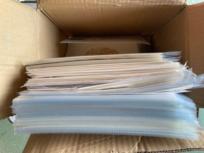 une boîte en carton contenant une pile de papiers