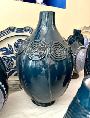 de nombreux vases posés sur une table