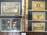 de nombreux types de timbres exposés dans un classeur