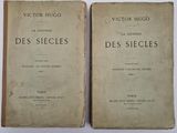 deux vieux livres posés l'un sur l'autre sur une table