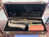 un saxophone dans son étui, posé sur une table