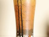 un vase posé par terre devant un mur