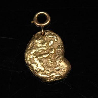 Pendentif comprenant une pépite en or natif et un fermoir en…