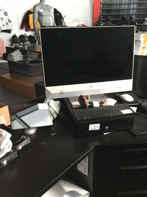 un bureau équipé d'un écran d'ordinateur et d'un clavier