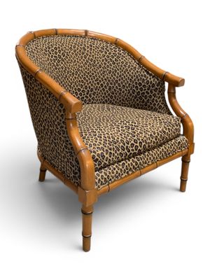 une image représentant une chaise à motif léopard sur fond blanc