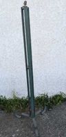 Pied de lampe tripode en fer forgé peint vert et doré, dans …