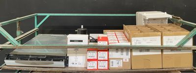 de nombreux cartons sur une palette, dont un grand nombre