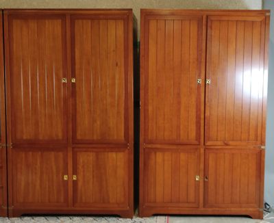 Deux grandes armoires en placage de bois exotique, ouvrant à… - Photo 1