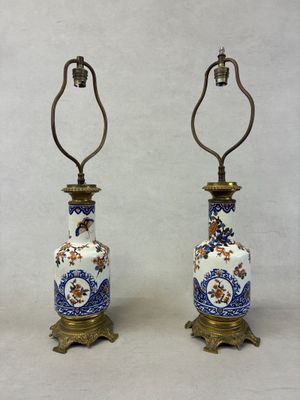 paire de vases bleus et blancs rehaussés de touches dorées, posés sur des socles