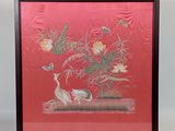 Peinture chinoise sur soie représentant des grues et des fleurs sur fond rouge
