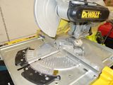a dewwell tile saw that is sitting on a table