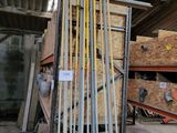 une pile de skis et de bâtons de ski dans un entrepôt