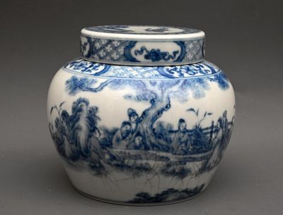 Pot couvert en porcelaine à décor blanc bleu de personnages.