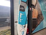 une planche de surf appuyée contre un mur dans un immeuble