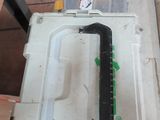 une boîte blanche munie d'une poignée noire, posée sur une table