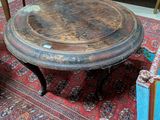 une table posée sur un tapis dans une pièce