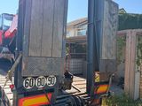 un camion garé sur le bord de la route