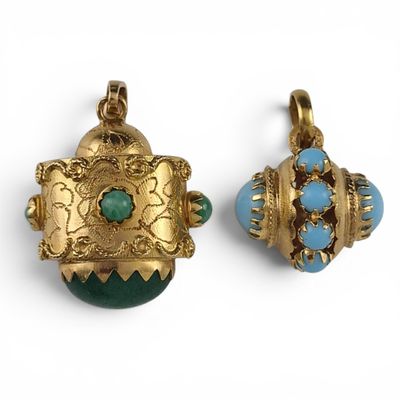 deux bijoux en or et turquoise posés sur une surface blanche