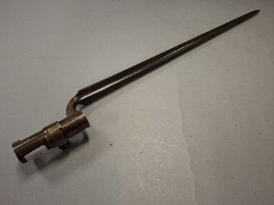 BAIONNETTE à douille, à double arête et quatre pans creux. S…