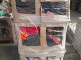 une pile de boîtes emballées dans du plastique