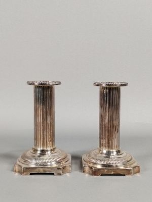 paire de bougeoirs anciens en argent à socles cannelés
