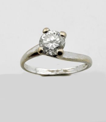 BAGUE en or jaune rhodié or blanc, ornée en solitaire d'un d…