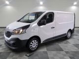 la camionnette blanche est garée sur un sol carrelé en damier