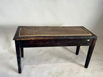 une vieille table en bois avec un plateau en cuir, sur fond blanc