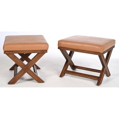 deux tabourets en bois avec des assises rembourrées de cuir beige clair