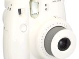 un appareil photo blanc posé sur une surface blanche