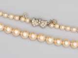 une paire de colliers en perles et diamants