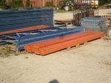 de nombreux types différents de barres d'acier empilées sur une palette