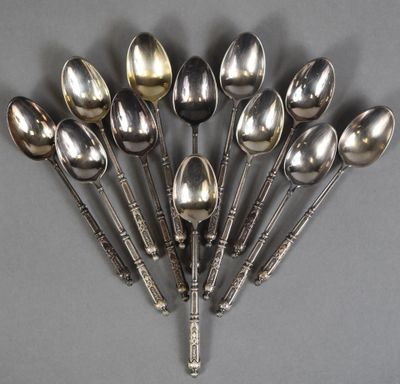 a lot of spoons that are on the table