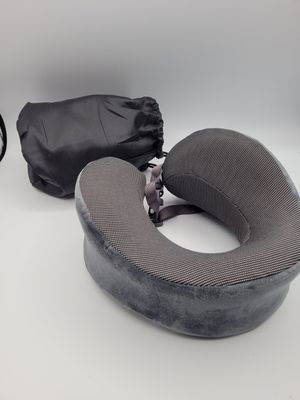 deux oreillers et un sac posés sur une table blanche
