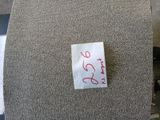 un morceau de tissu sur lequel figure une inscription en rouge