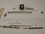 plusieurs types de colliers et de bracelets différents disposés sur une table