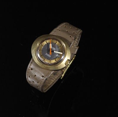 une montre posée sur une surface noire