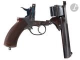 un gros plan d'un pistolet sur un fond blanc avec un fond blanc