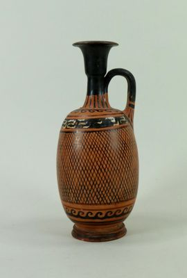un vase posé sur une surface blanche