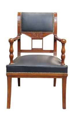 une chaise en bois dont l'assise est recouverte de cuir noir