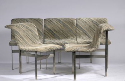 trois chaises avec une assise rembourrée à rayures et un piètement en métal